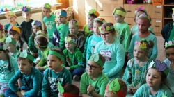 Zaciekawieni teatrzykiem przedszkolacy